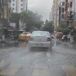 İzmir'de sağanak yağmur; caddeler suyla doldu