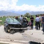 Erzincan'da otomobil aydınlatma direğine çarptı: 3 yaralı