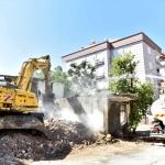 Kızıltoprak'ta metruk binalar yıkıldı