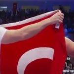 ABD'li dövüşçüye Türk bayrağını öptüren Atakan