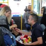 Zabıta otobüste evlenme teklifi etti