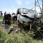 Erzincan'da minibüs yüksek gerilim direğine çarptı: 6 yaralı