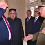 Trump, Koreli askeri görünce ne yapacağını şaşırdı