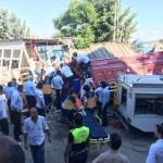 Kamyonet iş yerinin mescidine girdi: 3 &ouml;l&uuml; 2 yaralı