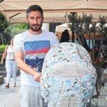 Futbolcu Sabri bebeğini gezdirirken görüntülendi!
