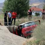 Sivas'ta otomobil menfeze d&uuml;şt&uuml;: 5 yaralı