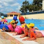 Çocuk Akademisi öğrencilerine yüzme eğitimi