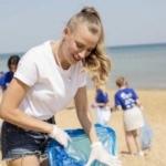 Serenay Sarıkaya'dan kıyı temizliği