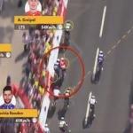  Fransa Bisiklet Turu'nda yarış anında gerilim