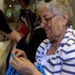 Emekli kadınlar modaya örgü örerek ayak uyduruyor