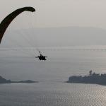 Seyhan Baraj Gölü üzerinde yamaç paraşütü keyfi