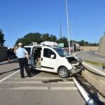 Otomobil istinat duvarına çarptı: 1 ölü, 1 yaralı