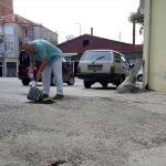 Meclis &uuml;yesi yol ortasına &ccedil;i&ccedil;ek dikti