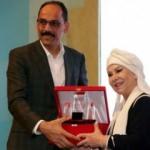 Türk halk müziğinin efsanesi Bedia Akartürk ödülünü aldı