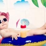 Tatile giderken bebek valizine ne konur? Bebekler i&ccedil;in tatil ihtiya&ccedil; listesi