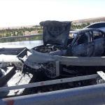 Kaza yapan otomobil yanarak kül oldu
