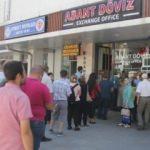 Döviz bürolarının önü şuan... Çığ gibi büyüyor