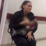 Kadın polis aç kalan bebeği emzirdi!