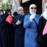 Kuyruğun sonu görünmüyor! Bayraklarla geldiler