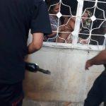 Kolu duvarla parmaklık arasında sıkışan &ccedil;ocuk kurtarıldı