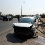 Gaziemir'de otomobil bariyerlere çarptı: 2 yaralı