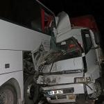 Kamyon yolcu otobüsüne çarptı: 1 ölü, 4 yaralı
