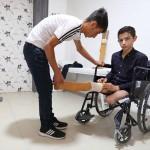 Protez bacaklarını kaybeden engelli çocuğu belediye sevindirdi