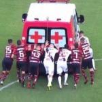 Futbolcular çalışmayan ambulansı itti!