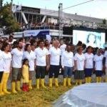 Serdar Ortaç ile Doğukan Manço çizme giyerek üzüm ezdi