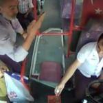 Tepki g&ouml;sterdiği otob&uuml;s şof&ouml;r&uuml; hayatını kurtardı