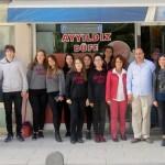 Öğrencilerden Türkçe isim kullanan esnafa teşekkür belgesi