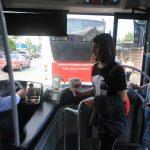 Halk otobüsü şoförü yolcuları "hoşgeldiniz" diyerek karşılıyor