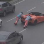Yolda kalan Lamborghini'yi işçiler kurtardı