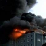 İstanbul'da b&uuml;y&uuml;k yangın! Diğer fabrikalara da sı&ccedil;radı