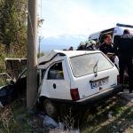 Muğla'da otomobil direğe çarptı: 3 yaralı