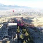 Erzurum'da binler "ecdada saygı" için tarihine yürüdü