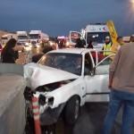 Adana'da otomobil refüje çarptı: 2 yaralı