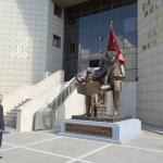 Emekli öğretmen ilçeye Atatürk Anıtı yaptırdı