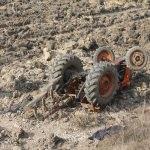 Balıkesir'de traktör şarampole devrildi: 1 ölü, 1 yaralı