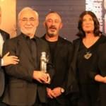 Şener Şen Cem Yılmaz'ın elinden 'Onur Ödül'ünü aldı