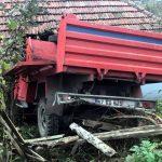 Zonguldak'ta kamyonet evin duvarına çarptı