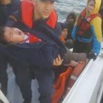 Botları batmak üzere olan düzensiz göçmenler kurtarıldı