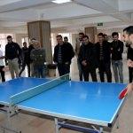 Vali Akbıyık, öğrencilerle masa tenisi oynadı