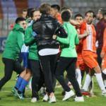 Derbide olay! D&uuml;d&uuml;k &ccedil;aldı ortalık karıştı!