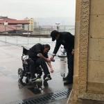 Abdest almakta zorlanan engelliye polis yardım etti