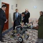 Kaymakam Alibeyoğlu'dan engelli çocuğa tekerlekli sandalye