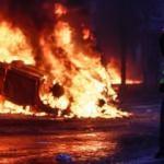 Eylemciler &ccedil;ok sayıda aracı ateşe verdi