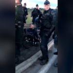 Fransız polisi engelli genci yerlerde sürükledi