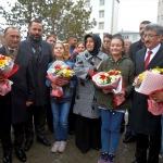 Çin'den dönen Ardahanlı öğrenciler çiçeklerle karşılandı