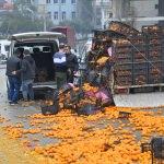 Denizli'de yola saçılan mandalinalar trafiği aksattı
